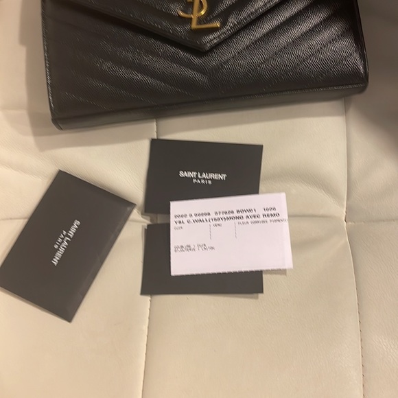 Saint Laurent
Monogramme Large Grain de Poudre Wallet on Chain - Picture 2 of 4